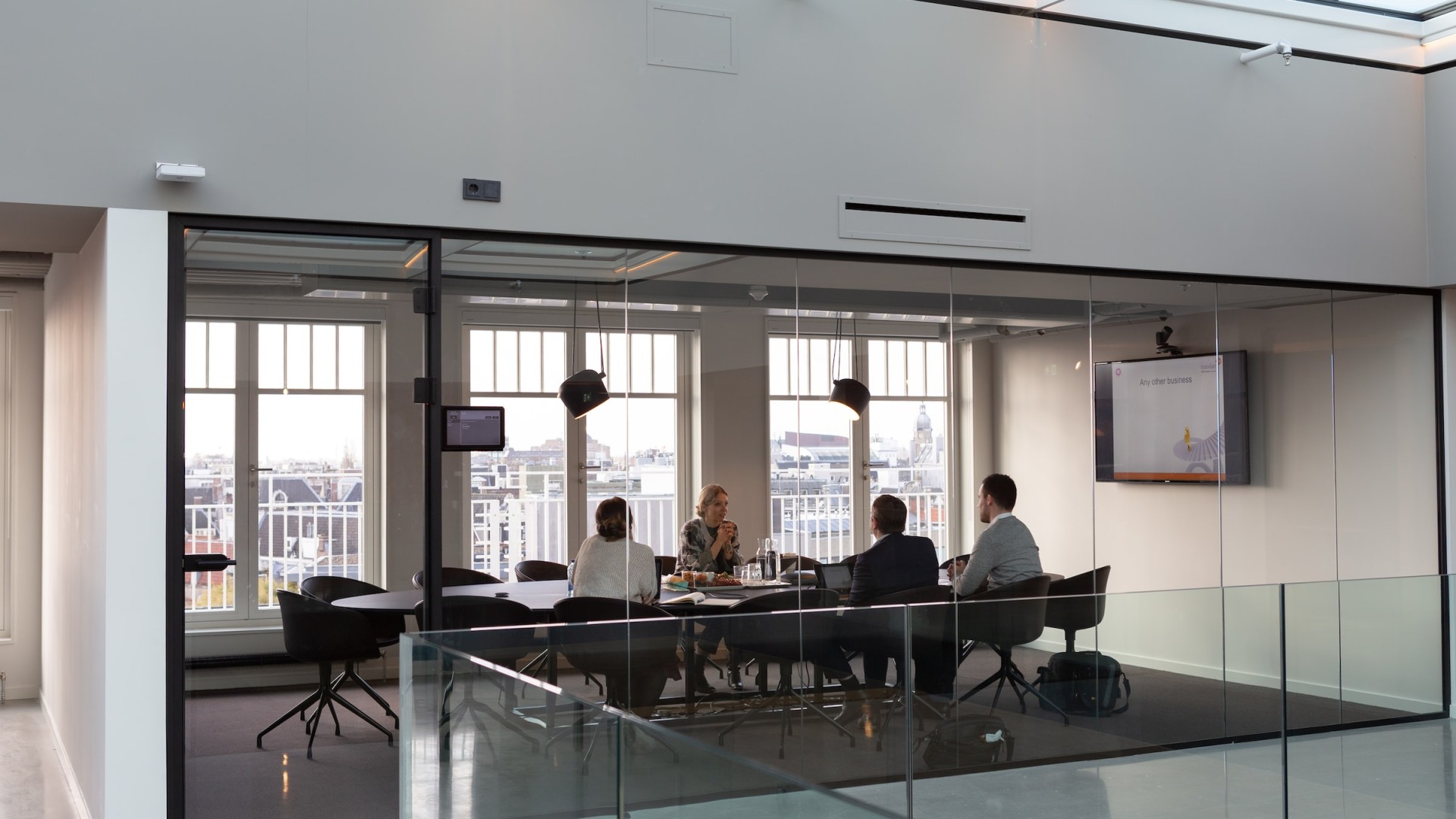 Mensen aan tafel in een meeting